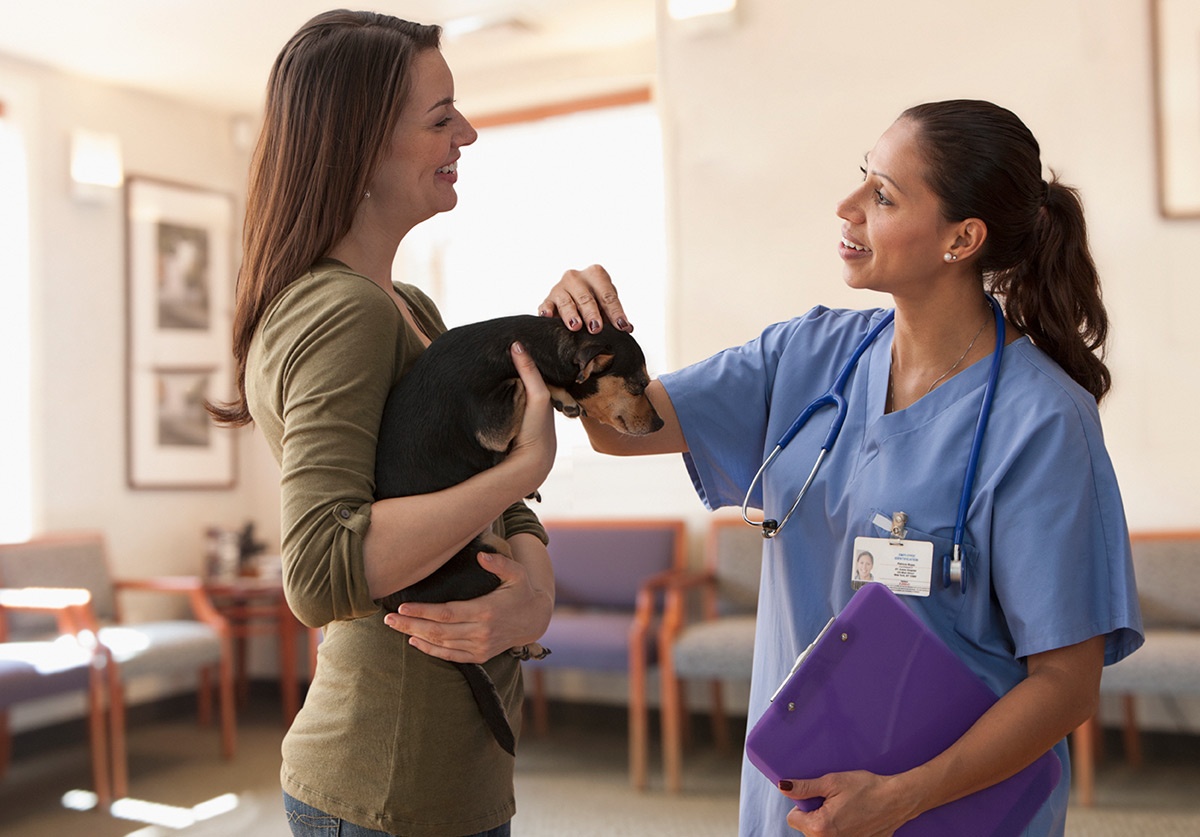 Female-veterinarian-talking-with-dog-owner-150684291_5004x3491